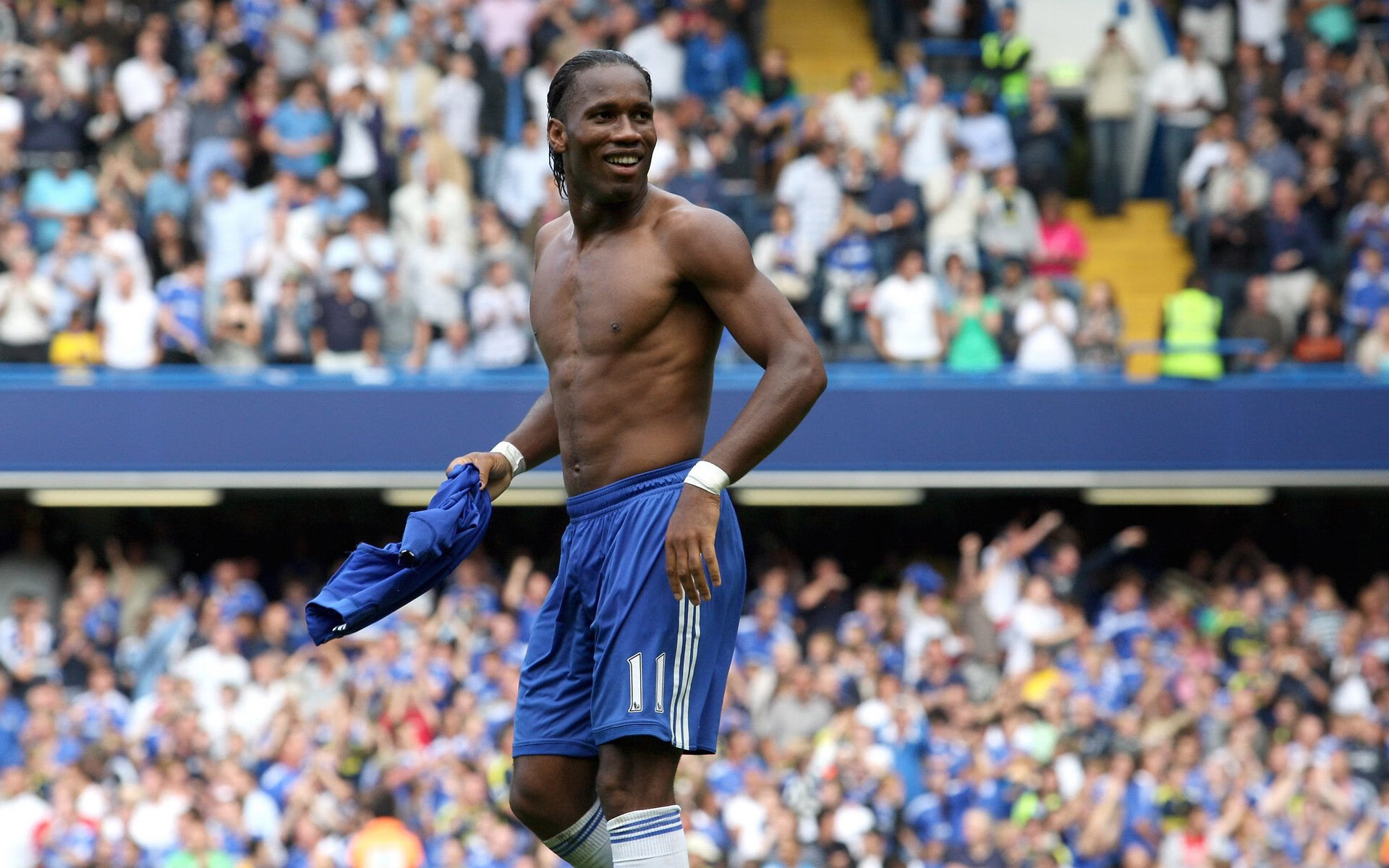 爱游戏游戏平台-西甲：皇马在国家德比中击败巴萨，争冠悬念再升温，皇马7个月后终登西甲榜首